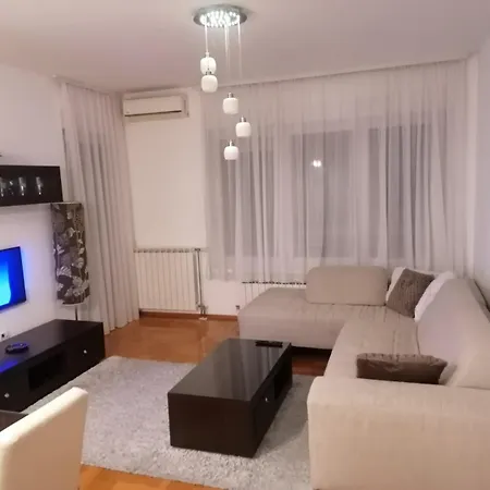 شقة 44, Sa Garazom, Mejdan *