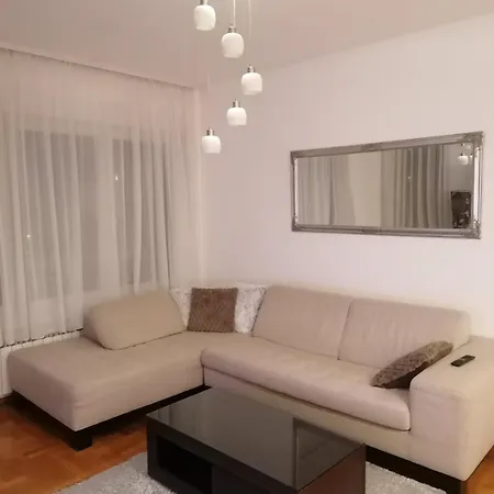 شقة 44, Sa Garazom, Mejdan